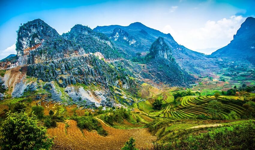 Beauté incroyable des montagnes calcaires imposantes