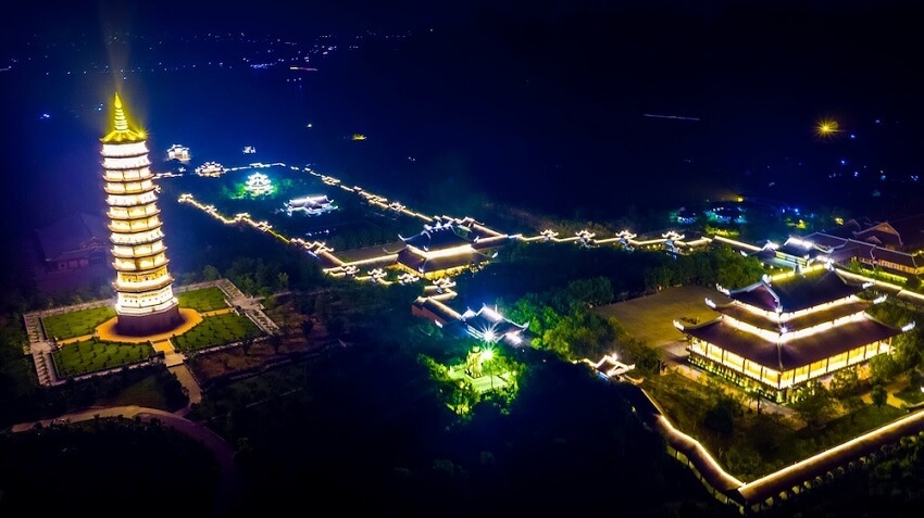 Ninh Binh s'illumine à la nuit tombée