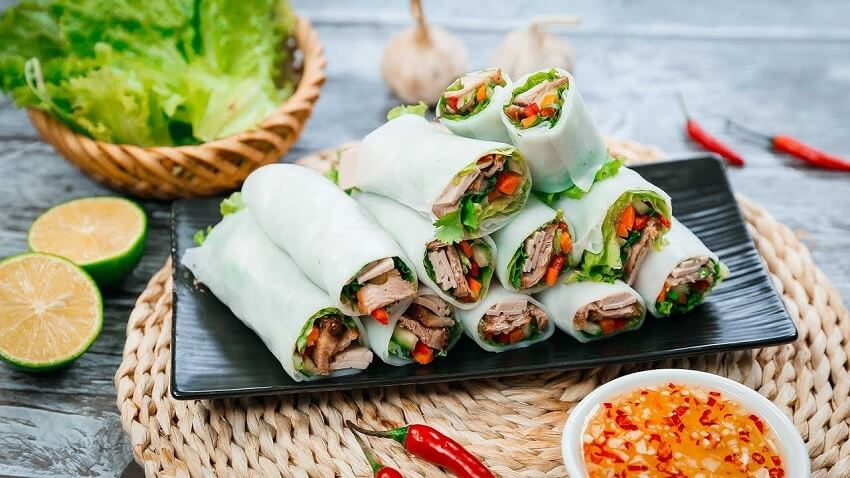 Rouleau de pho au bœuf sauté très savoureux