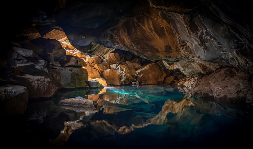 Les grottes mystiques de la baie d'Halong