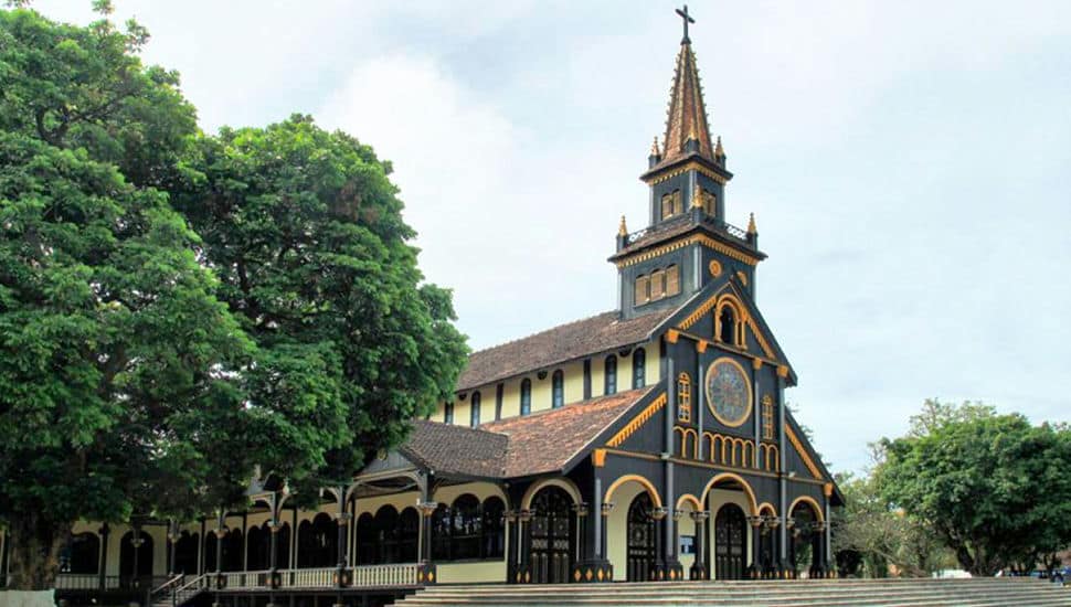 L'église_en_bois_de_Kon_Tum