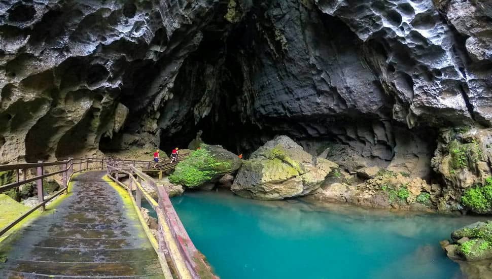 la_grotte_sombre_et_la_rivière_de_Chay
