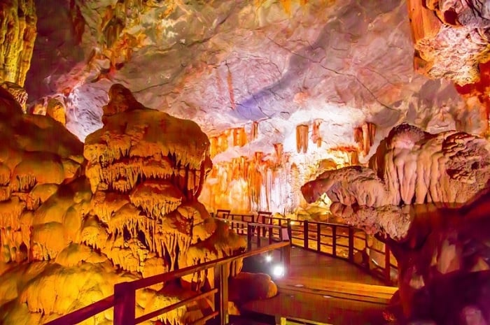 Top-5-des-plus-belles-grottes-à-visiter-à-la-baie-d'Halong