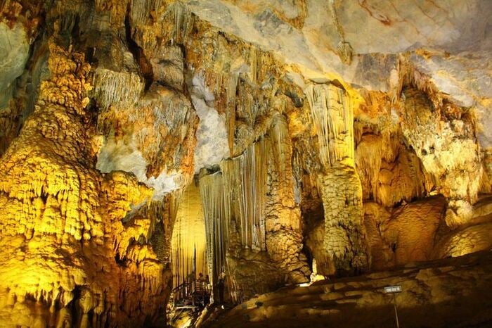 Top-5-des-plus-belles-grottes-à-visiter-à-la-baie-d'Halong