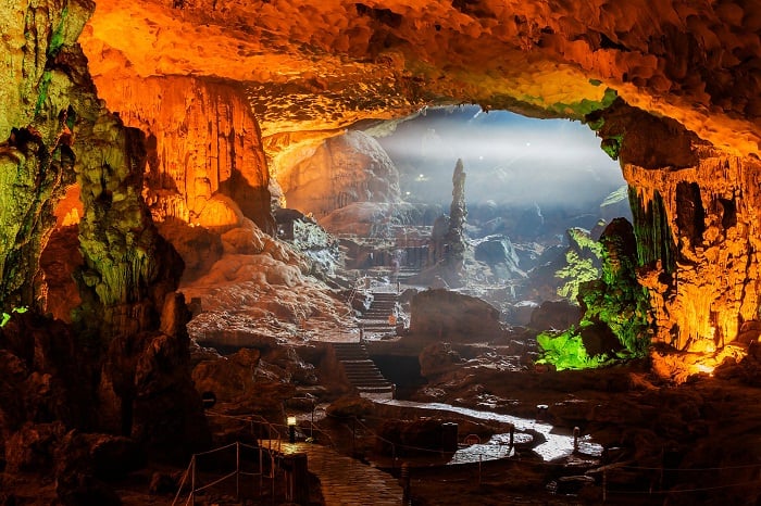 Top-5-des-plus-belles-grottes-à-visiter-à-la-baie-d'Halong